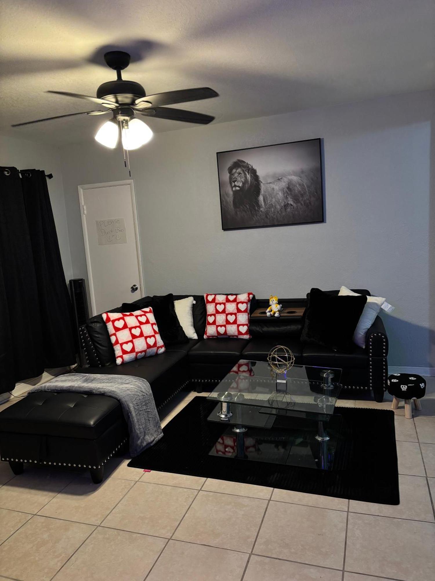 Welcome To My Fun Artsy Space! North Miami Beach