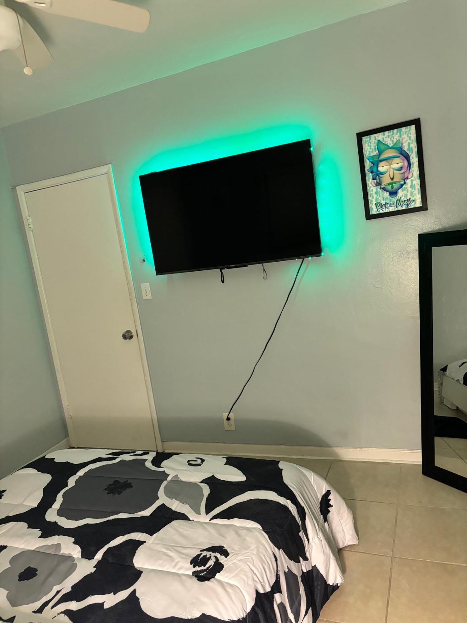 Welcome To My Fun Artsy Space! Holiday home North Miami Beach